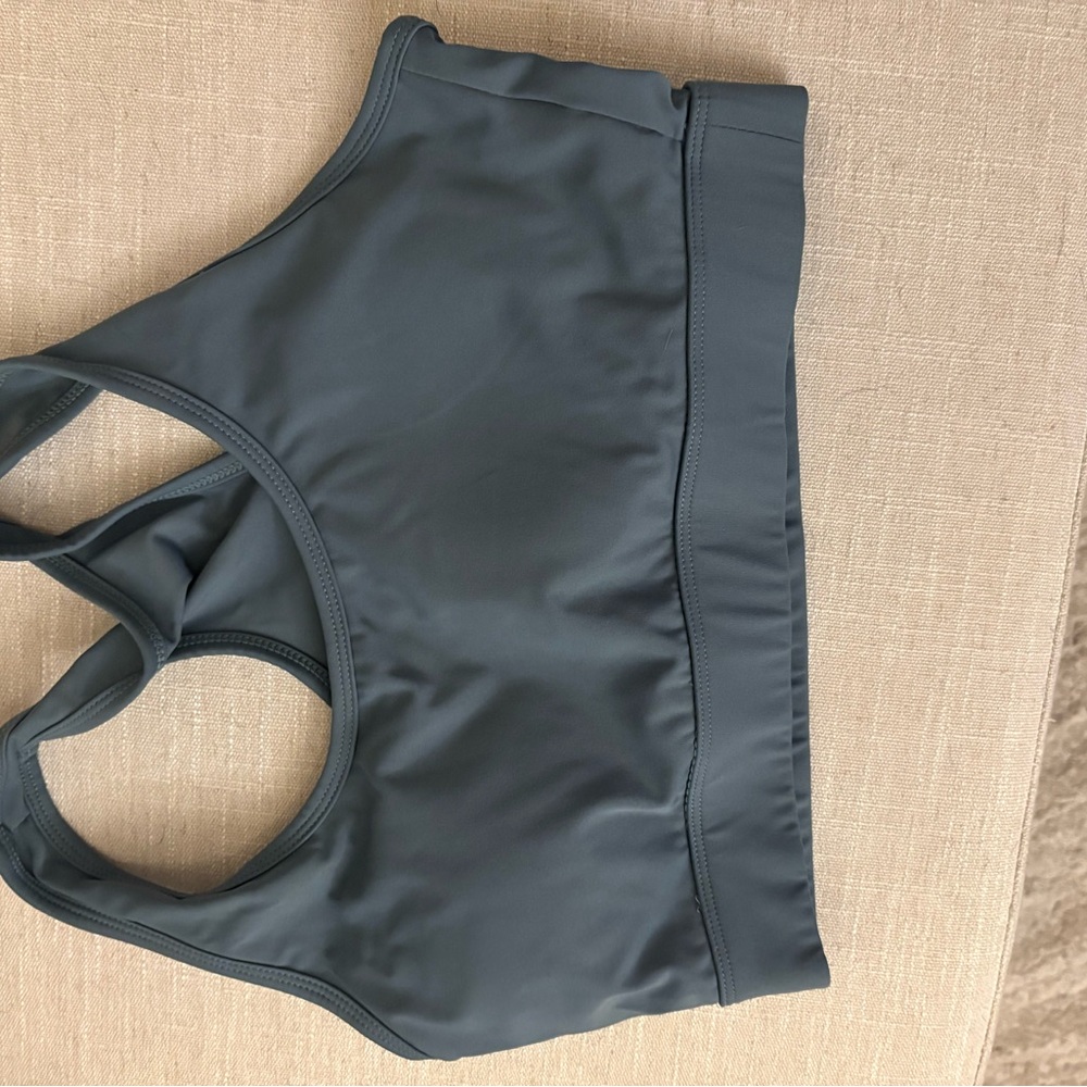 Blue sports bra Top with Racerback Design and leggings with phone pockets